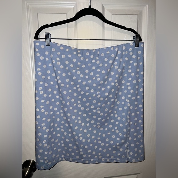 💙 NWT! Blue Daisy Mini Skirt - Picture 1 of 3